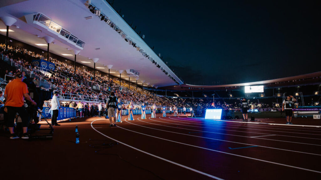 Iltavalaistus ennen naisten 800 metrin juoksun lähtöä perjantai-illan viimeisenä lajina.